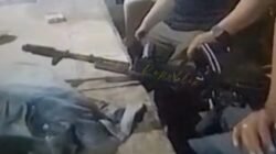 Diduga Mabuk, Dua Pria Diduga Oknum Polisi Terekam Bawa Senjata Laras Panjang Di PETI Pohuwato