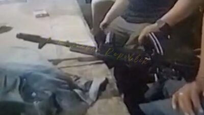 Diduga Mabuk, Dua Pria Diduga Oknum Polisi Terekam Bawa Senjata Laras Panjang Di PETI Pohuwato