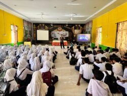 Cegah Bahaya IRET dan TCC, Densus 88 dan Intelkam Polda Edukasi 250 Pelajar SMPN 1 Tibawa