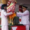 Pimpin Penurunan Bendera, Tonny Junus Apresiasi Disiplin Paskibraka Gorontalo