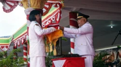 Pimpin Penurunan Bendera, Tonny Junus Apresiasi Disiplin Paskibraka Gorontalo