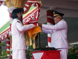 Pimpin Penurunan Bendera, Tonny Junus Apresiasi Disiplin Paskibraka Gorontalo