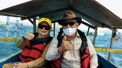 Terjang Ombak Demi Pulau Dudepo, Rusli Habibie Resmikan Listrik Perdana di Pulau Dudepo