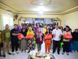 Idah Syahidah Salurkan Bantuan Pangan Untuk 300 Warga di Telaga dan Telaga Biru