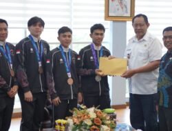 Gubernur Serahkan Bonus kepada Atlet Peraih Medali Asean Games Jepang 2026